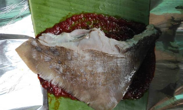 Resepi Berbuka: Ikan Pari Bakar Bungkus Daun Pisang Persis Bazar Ramadan 4